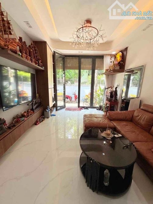 Quận 7 Cô chú chuyển về Quận 9 nhờ bán nhà 4tầng 4x15m