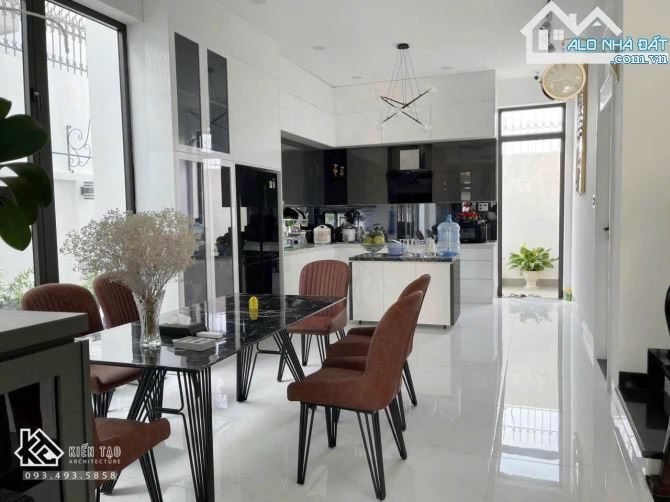 House for sale, 189 m², Phường 9