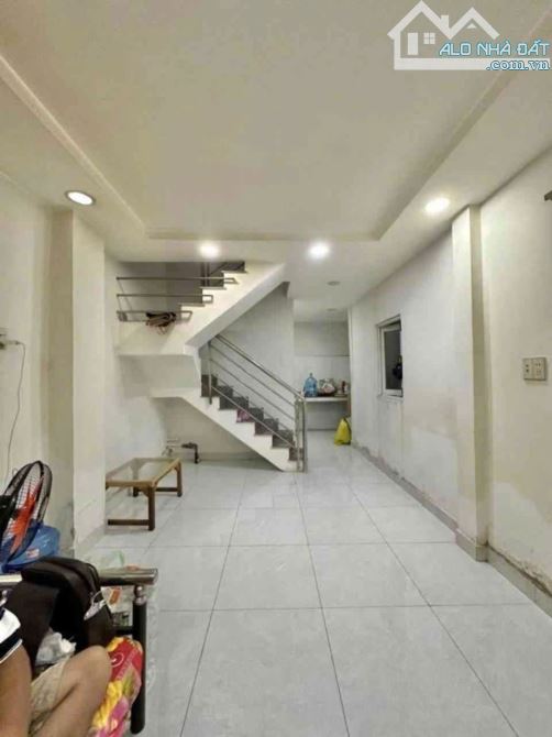 Ngay 3/2 - Lê Hồng Phong - P.10 - Q.10 - Dt: 30m2 - 4 tỷ 8.