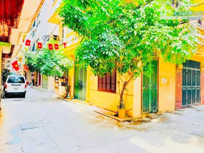 Ô tô tránh, hơn 11 tỷ. Bán nhà Trần Quốc Hoàn, ô tô tránh, lô góc, quá hiếm có