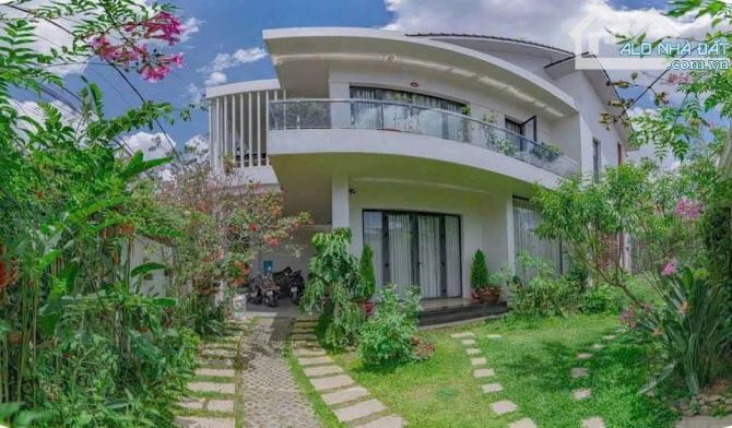 Villa sân vườn mặt tiền đường Cổ Loa - Đà lạt cách Hồ Xuân Hương 2,2km.