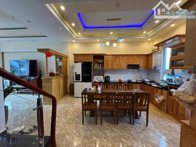 BÁN NHÀ PHỐ 97M2 ( NGANG 8M ) ĐƯỜNG NGÔ QUYỀN P.6 ĐÀ LẠT