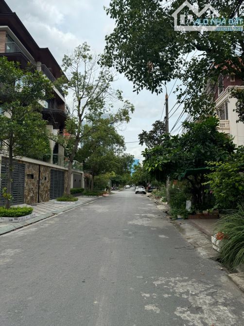Biệt thự 250m x 3 tầng cũ khu Hồ Đông. Giá 20 tỷ