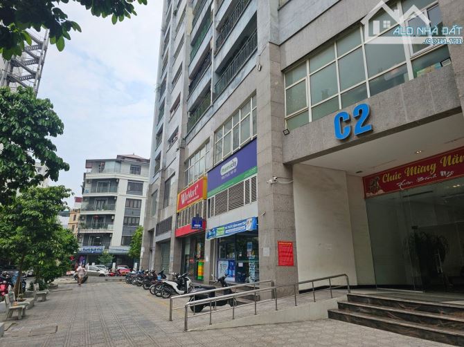 Bán căn hộ chung cư C2 Xuân Đỉnh, vị trí góc, 3 thoáng, 100m, 3 ngủ, nội thất đẹp.