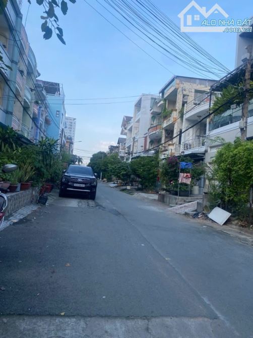 Nhà 144 m2, 3 tầng - gần Tạ Quang Bửu, giá 19 tỷ