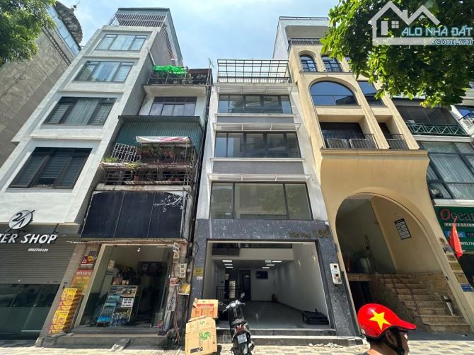 Bán tòa nhà BUILDING 8 tầng thang máy mặt Phố Yên Phụ