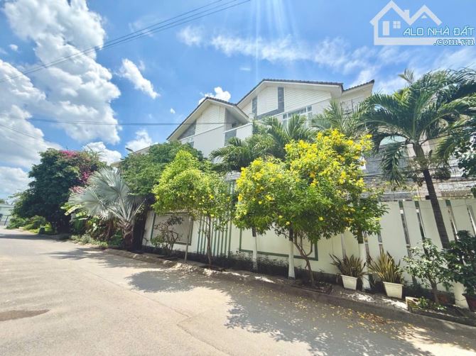 BIỆT THỰ BÊN SÔNG HIỆP BÌNH CHÁNH.SÁT ĐƯỜNG PHẠM VĂN ĐỒNG.DT 340M2.GIÁ 22 TỶ.
