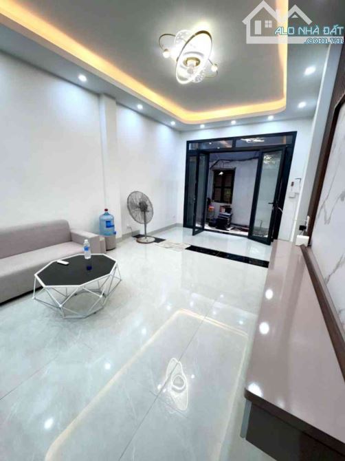 BÁN NHÀ PHỐ PHAN PHÙ TIÊN ĐỐNG ĐA 7 TẦNG THANG MÁY HAI THOÁNG CÁCH PHỐ 50 VỊ TRÍ SIÊU ĐẸP