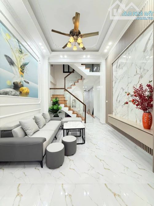 🏠 Bán nhà Hoàng Quý gần 40m² - 3,5 tầng - Sân cổng riêng - 4 phòng ngủ - 3,2 tỷ