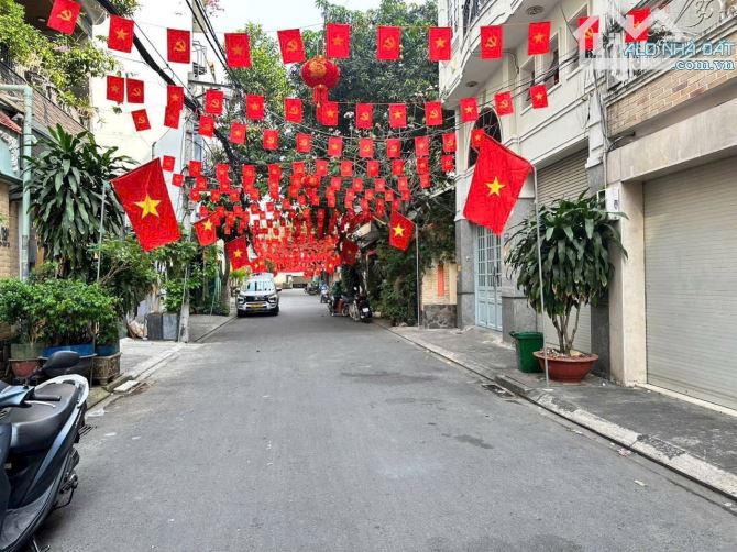 Bán Nhà Đường Xe Hơi 8m Nguyễn Minh Hoàng khu k300 p12 TB dt: 4 x 20m giá: 15.3 tỷ