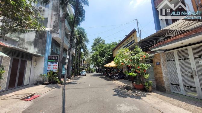 Hẻm nhựa 10m có lề rộng thông đường Nguyễn Cửu Đàm - Tân Sơn Nhì. DT: 5x19m, cấp 4 vuông