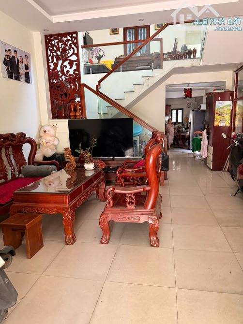 Bán nhà 2 tầng kẹp cống , đường Nguyễn Giản Thanh,Dt 90m2. Giá 6,4 Tỷ TL