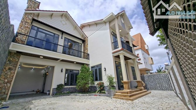 VILLA 2 TẦNG 7PN 8WC SÂN RỘNG ĐỂ 3-4 ÔTÔ, 239M2 NGANG 14M CÁCH HỒ XUÂN HƯƠNG 2.5KM -18.5TỶ