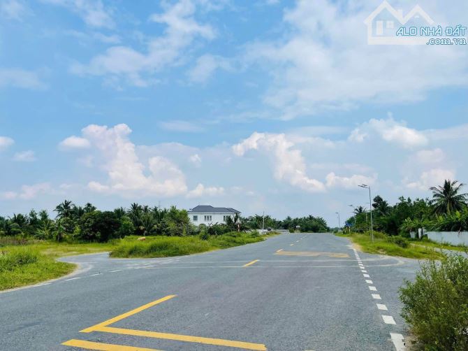 Nhà nhánh Nguyệt Hoá khu dân cư đang đông đúc view kênh mát mẻ