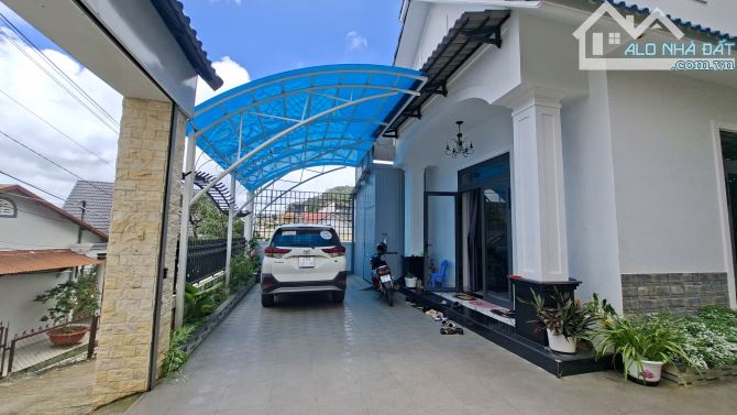NHÀ ĐÀ LẠT 200m² GIÁ 8,2m TỶ ĐƯỜNG Ô TÔ CÁCH CHỢ ĐÀ LẠT 6 km 🏡 5 PHÒNG NGỦ, SÂN ĐẬU Ô TÔ