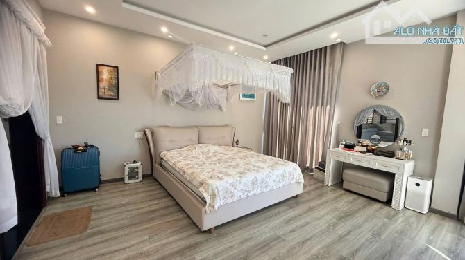 Bán gấp nhà 2 tầng MT đường Tiểu La, giá chỉ 8 tỷ