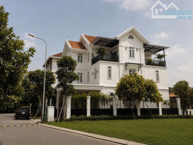 Bán biệt thự 𝐶𝑂𝑀𝑃𝑂𝑈𝑁𝐷 Nguyễn Văn Hưởng, Phường Thảo Điền, Quận 2
