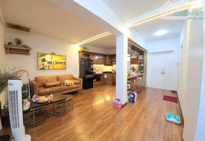 Bán căn hộ Tầng 2 cạnh Tràng Tiền, Phố Hai Bà Trưng - Sổ riêng 50m2 - DTSD 75m2, 2 ngủ