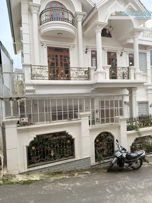 Bán Villa Nam Hồ, P.11, Đà Lạt - 200,4m2, 6PN 9WC - Giá 15,7 tỷ