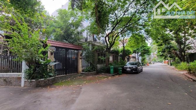 Bán biệt thự 3 mặt tiền Nguyễn Văn Hưởng, P. Thảo Điền – 369m² 3 tầng – 5PN full nội thất