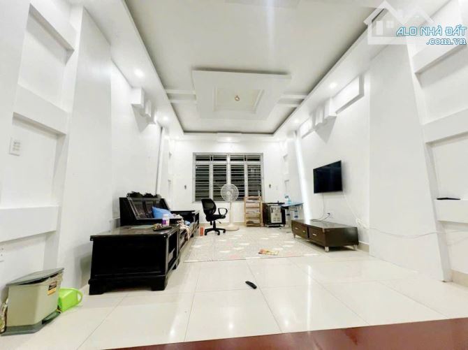Bán nhà 4 tầng trục đường 22m tại lô 22 Lê Hồng Phong, dt 60m2, mt 4m