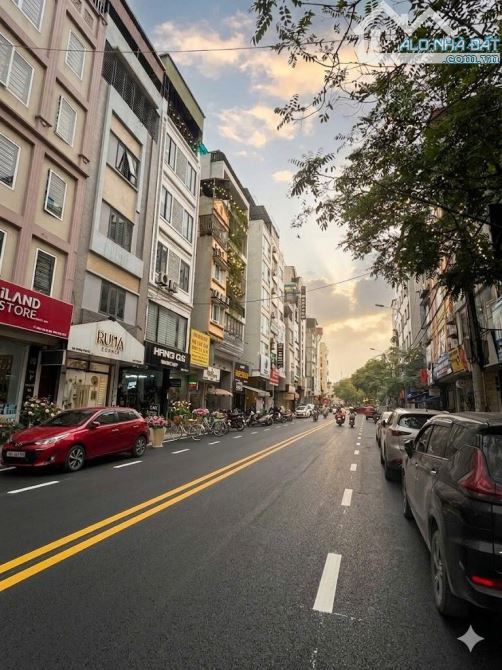 Bán Tòa VP Mặt Phố Nguyễn Văn Cừ 150m2 Mặt Tiền 10m Vỉ Hè Đá Bóng Dòng Tiền 150tr/1 Th,