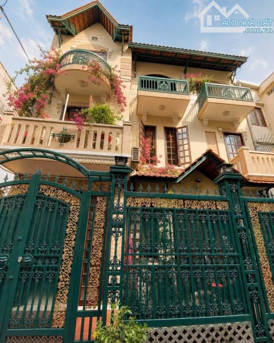 Quận 1, Đặng Dung Bán Biệt thự 3 tầng. Ngang 8m. Giá 18 tỷ.