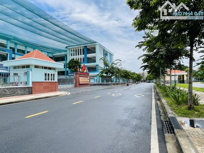 Mặt tiền 10 x 11m( 105m2 ) - 5 Tầng ngay CMT8 Bắc Hải, view Công viên Giá rất tốt