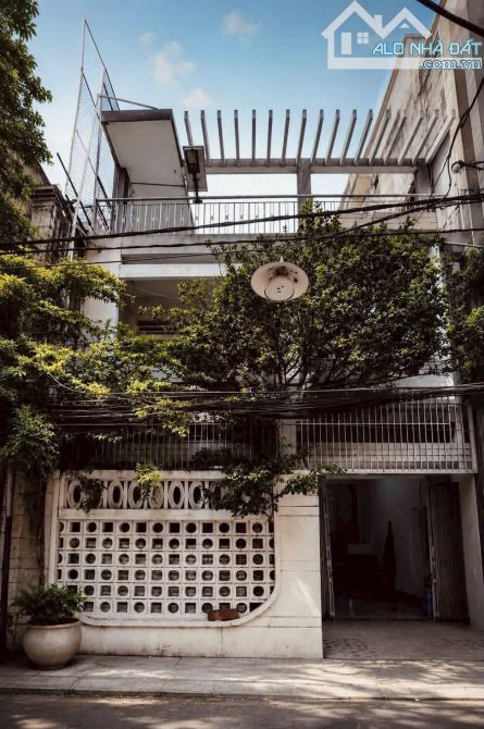 Bán căn nhà xưa ngay lõi trung tâm- Tôn Thất Tùng, Quận 1, 128m2 với bề ngang 6.7m,