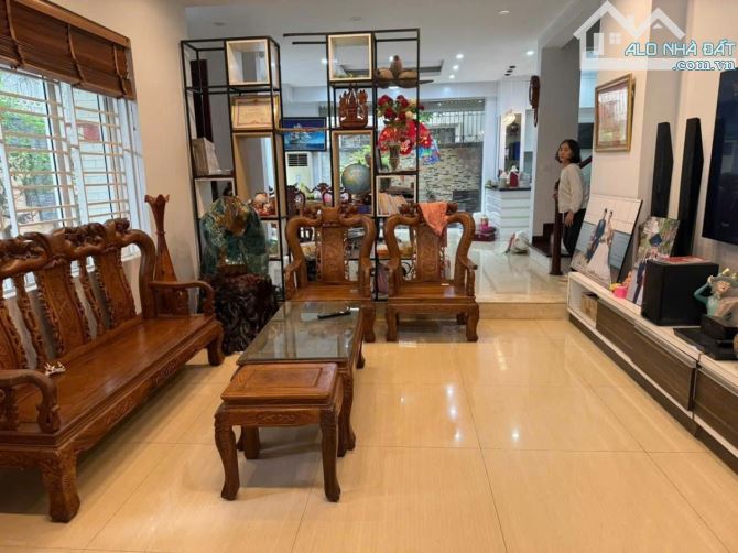 🏡 BIỆT THỰ VIỆT HƯNG – VỈA HÈ – Ô TÔ TRÁNH - 200M2 - MT: 11m - 56.5 TỶ