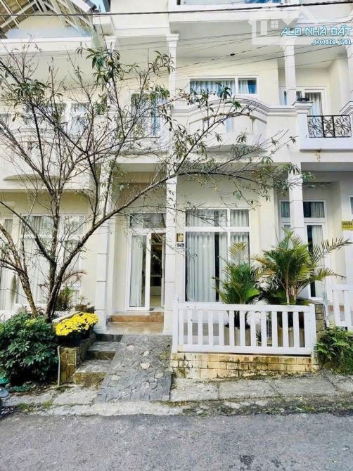 GIẢM GIÁ _ NHÀ PHỐ GẦN NGÃ 5 _ ĐẠI HỌC ĐÀ LẠT