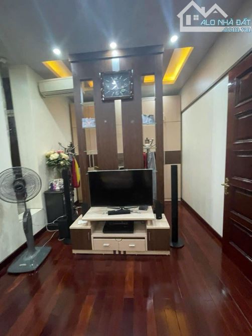 Bán nhà 6 tầng thang máy khu phân lô Nguyễn đức cảnh chi11,9 ty