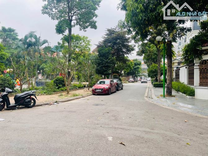 BÁN GẤP BIỆT THỰ -TÂY NAM LINH ĐÀM +DT-210 m2-5 TẦNG-MT-10.5 +VỈA HÈ RỘNG-KINH DOANH +Ô