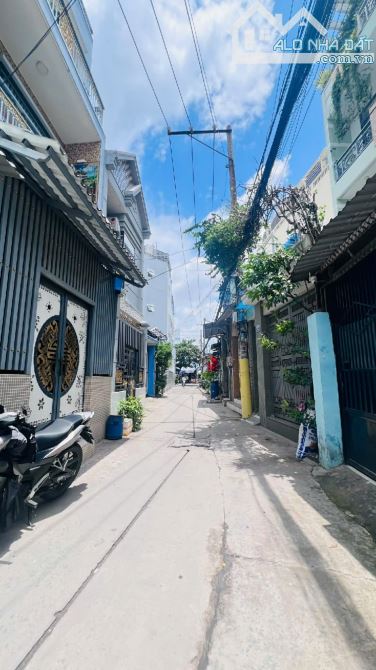 Chỉ 4,5 Tỷ - Nhà 2 Tầng - 60M2 - 6x11M - Hẻm xe hơi - Ngay Tên Lửa - Quận Bình Tân