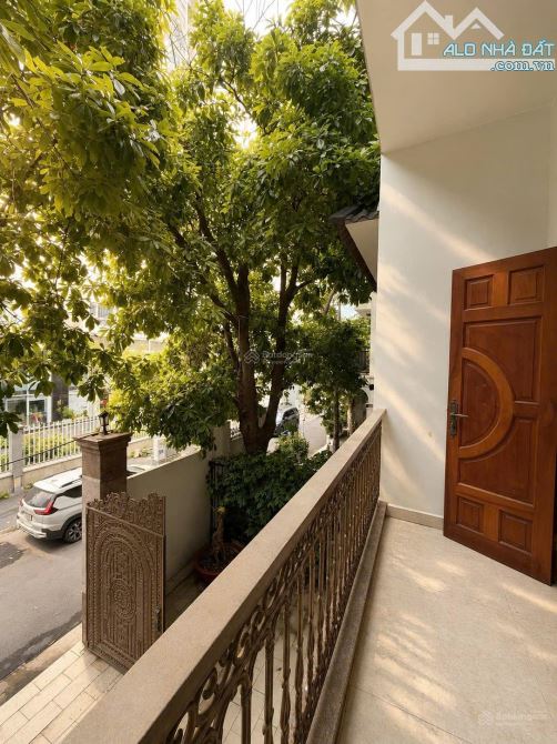 Bán biệt thự khu sân bay, 3 lầu, 348m2 đường Sông Nhuệ, Tân Bình có 7PN chỉ 64 tỷ