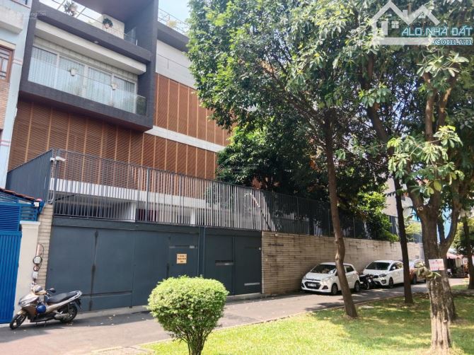 Bán biệt thự khu Hoàng Việt 36x20m, 4 tầng + ST hồ bơi, nhà mới đẹp, chỉ 136 tỷ