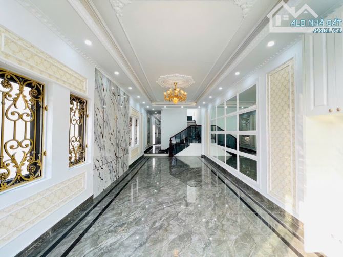 Bán nhà 5,5 tầng xây mới, cầu thang máy xịn, mặt đường Ngô Gia Tự, Dt 79m2