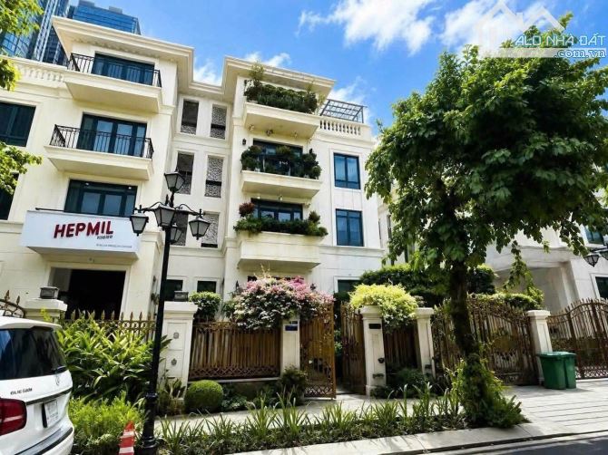 Mặt tiền Đồng Đen (30m) -Khu Bàu Cát - 225m2 đất - xây được hầm + 7 lầu + st. Giá 35 tỷ