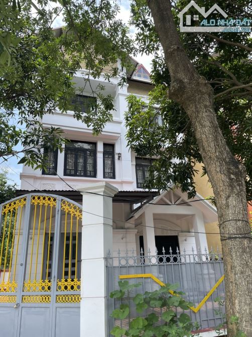 BÁN BIỆT THỰ ĐỒNG XOÀI,GẦN KCN ĐẠI ĐỒNG, HOÀN SƠN. DIỆN TÍCH 220M². 3.5 TẦNG.GIÁ 13.9 TỶ