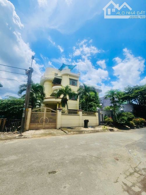 BÁN BIỆT THỰ SÂN VƯỜN 4 TẦNG - 330M2 (10x33) - NGAY CAO TỐC - GIÁ 16.15 Tỷ