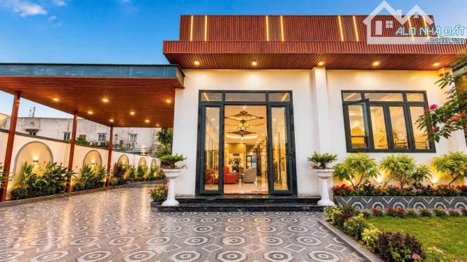 🌳 Villa sân vườn hồ bơi 551m2 full nội thất, gần chợ Bình Chánh, giá 5.3 tỷ