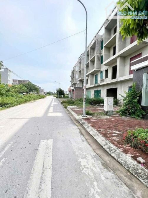 Bán nhà xây thô Palado mặt đường 32m Vạn An dt 100m mt 5m giá 8.9 tỷ