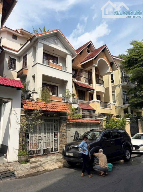 Bán Biệt Thự Mặt Tiền Đường Hoa Lan, Phú Nhuận - Ngang 8m - Giá 45.5 Tỷ