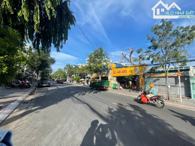 BÁN BIỆT THỰ DIỆN TÍCH LỚN MẶT TIỀN ĐƯỜNG XÔ VIẾT NGHỆ TĨNH ĐOẠN GẦN HOÀNG HOA THÁM