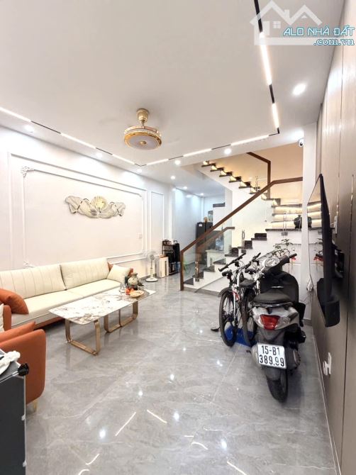 Bán nhà 3 tầng ngõ 422 Tô Hiệu Lê Chân 40m giá chỉ nhỉnh 2 tỷ full nội thất