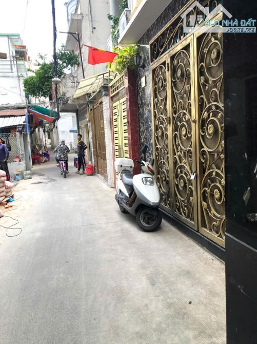 Nguyễn Kiệm Phú Nhuận 84m2 4 tầng 6PN. 3 Giếng trời cực thoáng. Giá 9,3 tỷ.