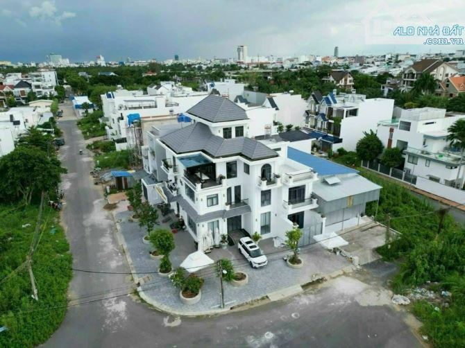 Bán biệt thự 3lầu góc 2 mặt tiền siêu đẹp đường 13 Cồn Khương tdt 307m2 sổ hồng hoàn công