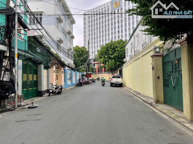 Bán Biệt Thự ngay Nguyễn Trãi Quận 1. 7m x 16m. 4 Tầng. Siêu Đẹp - Giá chỉ 38 Tỷ