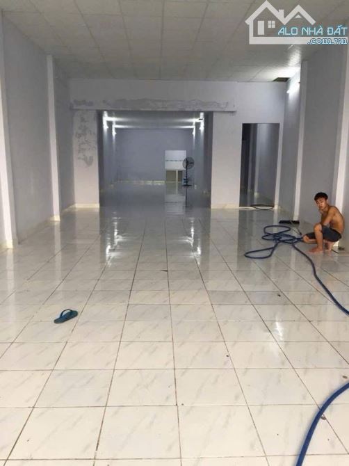BÁN ĐẤT TẶNG NHÀ MTKD TỈNH LỘ 10 - ĐƯỜNG 30M - XE CỘ TẤP NẬP - NGANG LỚN 7,3M - DT 200M -