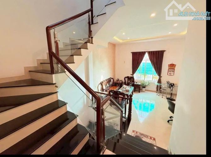 Bán nhà đường Ba Cu, P. Vũng Tàu. Hẻm rộng 5m, nhà có gara đậu 2 ôtô